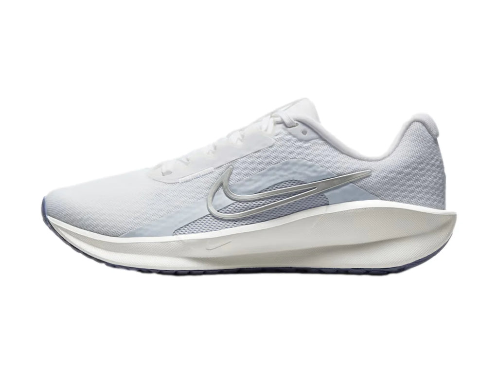 Tenis Nike Downshifter 13 Blanco y Plata para Mujer
