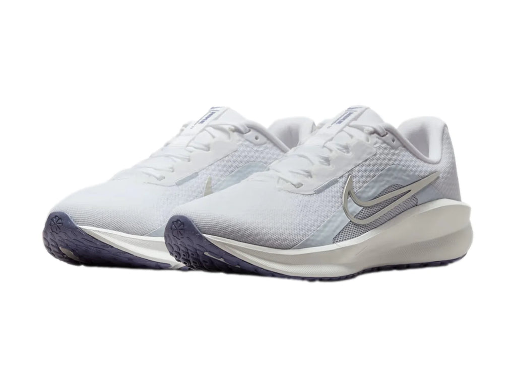 Tenis Nike Downshifter 13 Blanco y Plata para Mujer